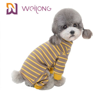 Sommer-spinnen die gestreiften Schwarzweiss-Plaid-Hundepyjamas, die besonders angefertigt werden, gefärbt