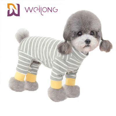 Sommer-spinnen die gestreiften Schwarzweiss-Plaid-Hundepyjamas, die besonders angefertigt werden, gefärbt
