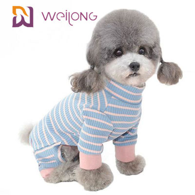 Sommer-spinnen die gestreiften Schwarzweiss-Plaid-Hundepyjamas, die besonders angefertigt werden, gefärbt